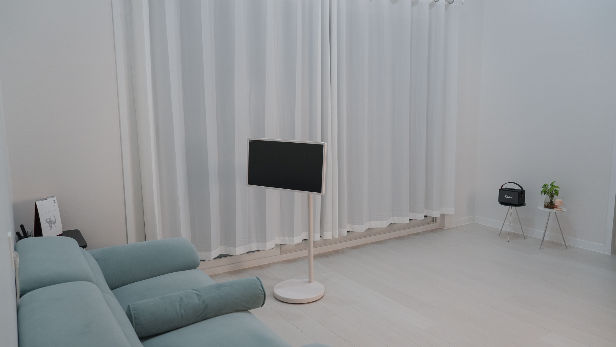 여유로와 외관 — 화이트 미니멀 별장